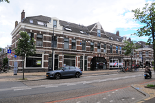 904648 Gezicht op de huizen Amsterdamsestraatweg 210 (links) -218 te Utrecht.